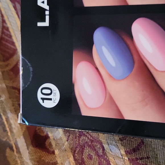 LA COLORS duo 10 LIMITED EDITION nail polishes and manicure set - Picture 6 of 9